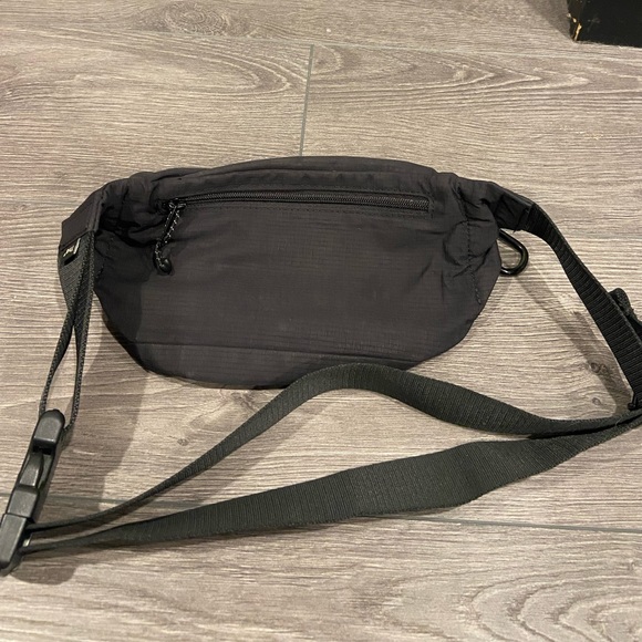 Aritizia Tna Anni waist pack - Picture 5 of 8